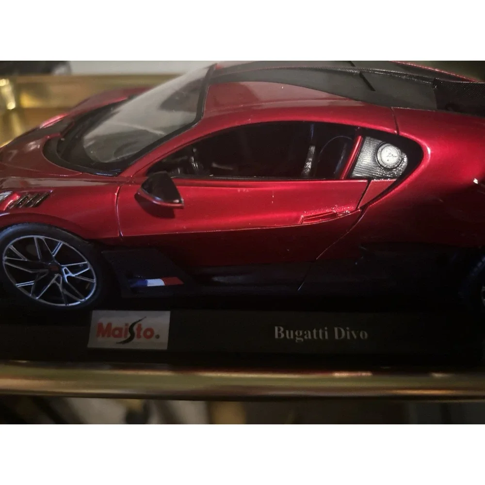 Maisto 1/18 Scale Diecast Bugatti‎ Divo - Red/Black